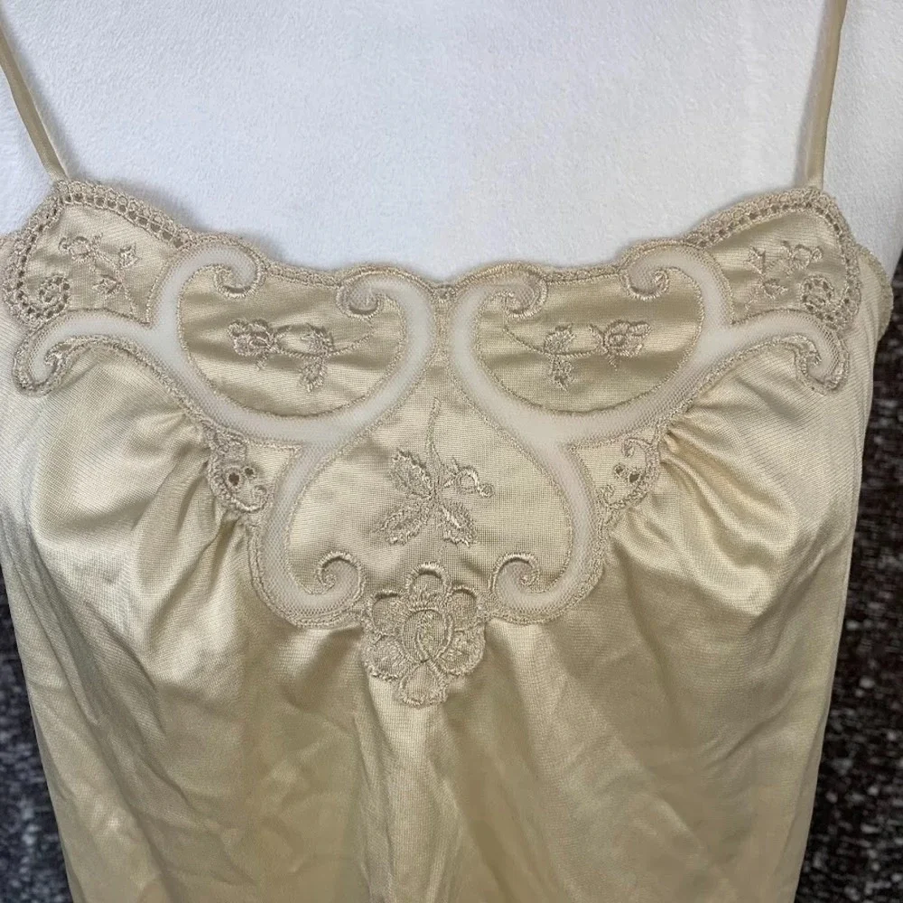 Vintage 70s Vanity Fair Satin Camisole Ship‎ Top Embroidered Women's 34